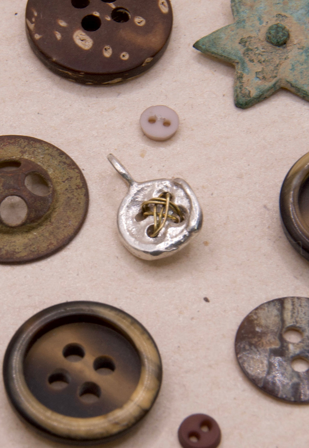 BUTTON CHARM